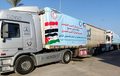 Camiones con ayuda humanitaria egipcia esperan a la apertura del paso fronterizo de Rafah para pasar a la franja de Gaza. 