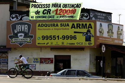 Anuncios promueven la venta de armas con una pancarta que dice en portugués: "Adquiera su arma aquí", en Luziania, Brasil, el 4 de marzo.