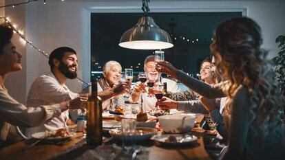 Una familia cena en Nochebuena, en una imagen de archivo.