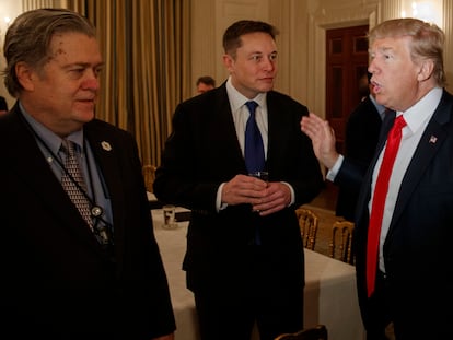 Steve Bannon, Elon Musk y Donald Trump, durante una reunión del entonces presidente con empresarios en la Casa Blanca, en 2017.