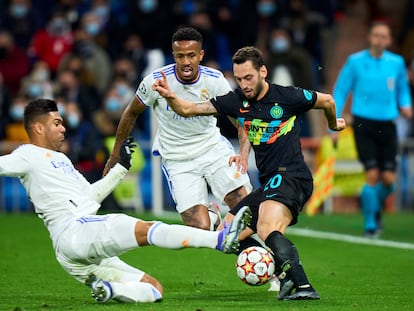 Casemiro y Militão intentan arrebatar el balón a Hakan Calhanoglu, del Inter, el pasado diciembre en el Bernabéu.