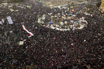 Miles de manifestantes se congregan en la plaza de la Liberación (Tahrir) de El Cairo.