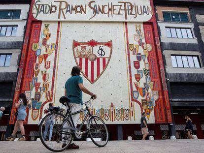 Aficionados en los alrededores del estadio del Sevilla FC, el Sánchez-Pizjuán, que hoy acoge el retorno a la LaLiga Santander con el derbi Sevilla-Betis después de tres meses sin fútbol por la pandemia de coronavirus.