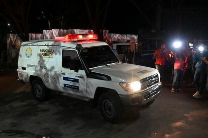 Un vehículo de servicios forenses afuera que trasladó algunos de los cuerpos de las víctimas desde el Cefas hasta la morgue judicial en Tegucigalpa, este martes.