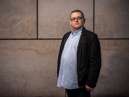 Richard Firth-Godbehere fotografiado en la plaza Pedro Zerolo, Madrid.