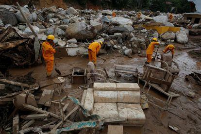 Un grupo de rescate busca cuerpos en una zona afectada por las inundaciones en Mocoa (Colombia).