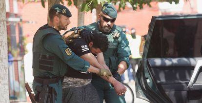 Guàrdies civils introdueixen Saïd ben Iazza en un vehicle després de la seva detenció a Vinaròs (Castelló) el 22 de setembre de l'any passat.