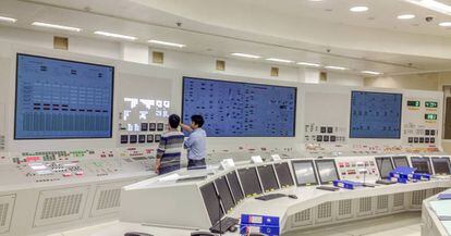 Simulador de una sala de control de Tecnatom para el programa nuclear chino. 