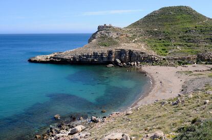 La Cala del Cuervo, en Las Negras (Almería), es una playa virgen, aislada visualmente, con 140 metros en los que se integra una combinación de arena gruesa y roca entallada.
