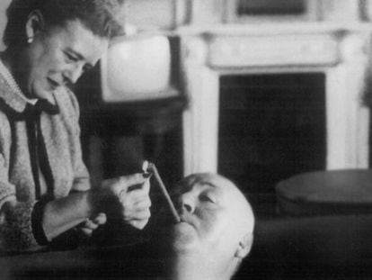 Imagen de Alma Reville y Alfred Hitchcock utilizada para la portada del libro 'Alma Hitchcock: la mujer tras del hombre', de la editorial Circe.