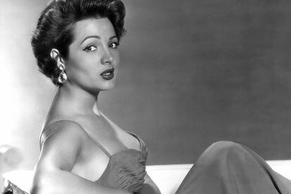 En 1956 Sara se ha convertido en la estrella hispana de Hollywood. Interpretaciones como la que hizo en Piel de Canela o Cárcel de mujeres le valió el título de ser la nueva Gilda de los estudios.