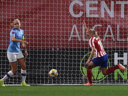 Duggan (d) celebra el 1-0, autogol de Houghton (i).