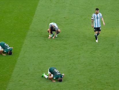 Lionel Messi abandona el campo al término del partido contra Arabia Saudí.