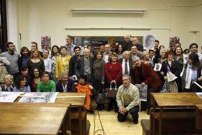 Familiares de víctimas del franquismo posan con artistas en el acto de convocatoria de la manifestación del sábado.