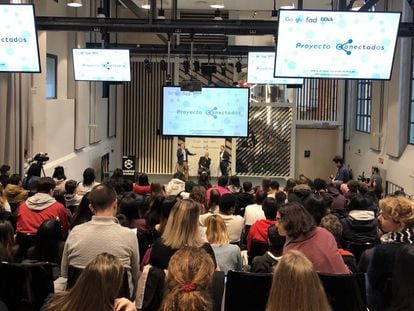 Un centenar de adolescentes en el acto de presentación de Conectados.