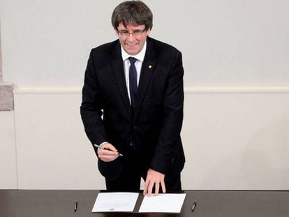 Puigdemont, Forcadell y otras autoridades catalanas firman una declaración de independencia