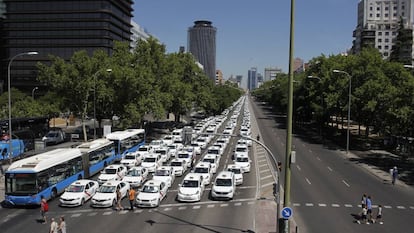 Los taxis colapsan el Paseo de la Castellana, en Madrid, este lunes.