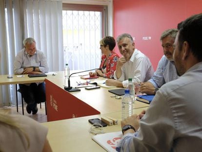 El secretario general del PSOE de Canarias, Ángel Víctor Torres (mirando a cámara, con camisa blanca).