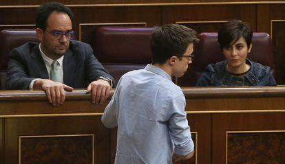 De izquierda a derecha, Antonio Hernando, Iñigo Errejón e Isabel Rodríguez, en el Congreso.