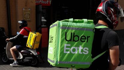 Dos repartidores de Glovo y Uber Eats en Madrid.