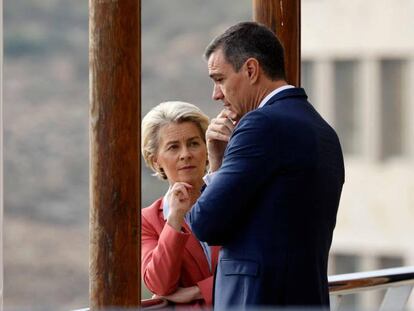 Ursula von der Leyen, presidenta de la Comisión Europea, y Pedro Sánchez, el viernes en Alicante, en la cumbre EU-MED9.