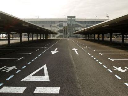 Aparcamiento vac&iacute;o del aeropuerto de Ciudad Real.