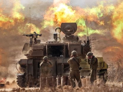 Un obús autopropulsado del Ejército israelí dispara cerca de la frontera con Gaza, en el sur de Israel, este miércoles.