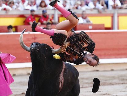 Pablo Saugar, &#039;Pirri&#039;, es cogido por el primer toro en la corrida de la Feria de San Ferm&iacute;n, hoy en Pamplona.