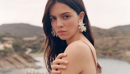 La modelo lleva pendientes de LOEWE.