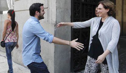 La alcaldesa de Barcelona, Ada Colau, recibe al líder de Izquierda Unida, Alberto Garzón en una reciente visita.