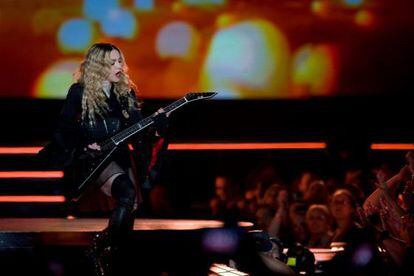 Madonna toca la guitarra elèctrica durant el seu primer concert al Sant Jordi de Barcelona.