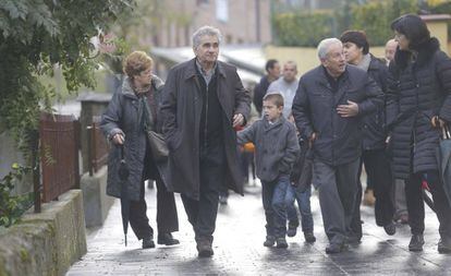 Bernardo Atxaga (centro), durante un paseo por los lugares de su obra, en noviembre de 2015.