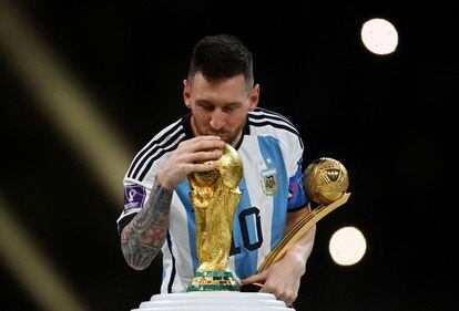 Messi besa la Copa del Mundo tras ganar a Francia en la tanda de penaltis de la final del Mundial.