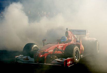Fernando Alonso quema rueda en el circuito de Cheste.