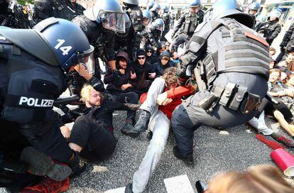 La policía alemana trata de retirar a los manifestantes que bloquean una de las calles.