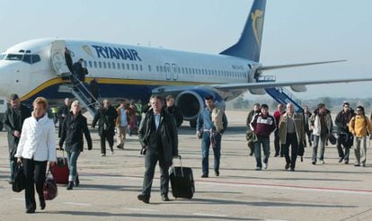 Pasajeros bajan de un avión de Ryanair en Girona en 2008, cuando este era su principal aeropuerto en España
