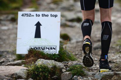 La triatlón extrema de Norseman se celebra cada año en Noruega desde 2003. A pesar de no estar enmarcada dentro de la disciplina Ironman, sus participantes recorren las mismas distancias. Con un límite de 250 participantes, la carrera arranca en el muelle de carga de un trasbordador de coches en Handargerfjord y culmina en Eidfjord. Tras superar esta primera parte a nado, los competidores se suben a la bicicleta para recorrer 180 kilómetros a través de las montañas hasta llegar a Austbygda. El tramo final consta de 42.2 kilómetros que deberán recorrer a pie, 25 de ellos llanos hasta llegar a Rjukan. Allí los competidores deben escalar el Gaustatoppen, la montaña local, de unos 1.880 metros de altitud.