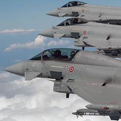 Tres cazas Eurofighter, como los comprados por España, sobrevuelan Grosseto (Italia)
