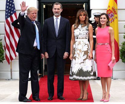 El presidente de Estados Unidos Donald Trump, el rey Felipe VI, la primera dama Melania Trump y la reina Letizia , antes de dirigirse al interior de la Casa Blanca.