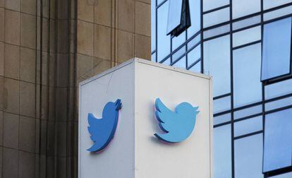 El logo de Twitter, ante la sede de la compañía en San Francisco.