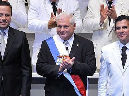 El presidente de Panamá, Ricardo Martinelli (centro) junto a su presidente, Jose Luis Varela (derecha) y al nuevo vicepresidente, Juan Carlos Varela (izquierda) hoy durante la ceremonia de trasmisión de mando