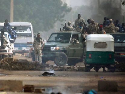 Fuerzas de seguridad sudanesas desplegadas frente a la sede del Ejécito en Jartum, este lunes.