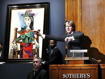 El subastador Tobias Neyer acepta una de las ofertas por 'Dora Maar con gato', de Pablo Picasso, en una subasta de Sotheby's de 2019.