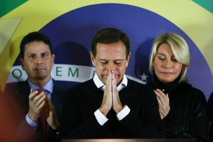 El exgobernador João Doria, tras anunciar su renuncia este lunes flanqueado por el presidente de su partido y por su esposa.