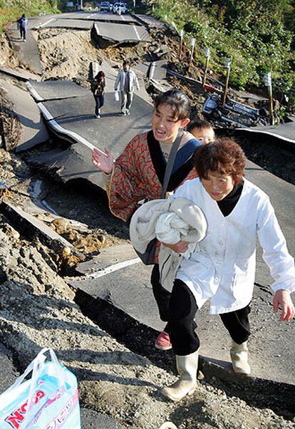 Vecinos de la localidad de Ojiya, al norte de Japón, cruzan una carretera.