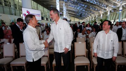 El ministro de Exteriores del Gobierno de España, José Manuel Albares (d), y el rey de España, Felipe VI (c), asisten a un foro empresarial en el marco de la XXVIII Cumbre Iberoamericana, en Santo Domingo, el 24 de marzo de 2023