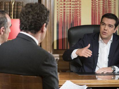El primer ministro griego, Alexis Tsipras, durante la entrevista en la cadena p&uacute;blica helena.