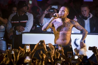 Chris Brown, en un momento de su concierto-exhibición la noche del viernes en Barcelona.
