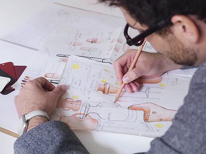 El diseñador Jaime Hayon trabajando en su estudio.