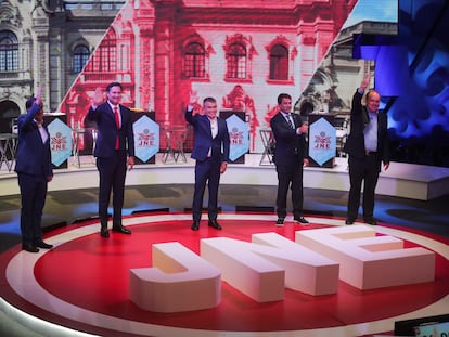 Candidatos presidenciales de Perú durante un debate televisivo el 31 de marzo, en Lima.